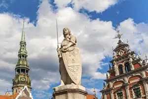 Drucke von Eine Statue von Rigas Schutzheiliger, St. Roland, steht zwischen dem Haus der Schwarzhäupter und dem Rathaus Eine Statue von Rigas Schutzheiliger, St Lettland Drucke: Ein Denkmal des Schutzpatrons Rigas.