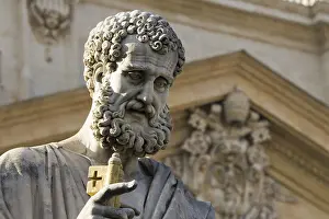 Christian Architecture Drucke: Statue of Saint Peter in front of his basilica