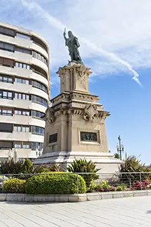 Mediterranean Sea Viewpoint Drucke: Statue at the viewpoint at the end of Rambla Nova