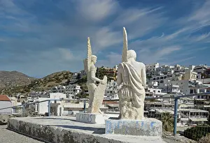 Drucke von Denkmal des Daedalus und Ikarus, Agia Galini, Kreta, Griechenland Daedalus Drucke: Statuen von Daedalus und Ikarus.