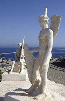 Drucke von Statuen von Ikarus und Daedalus, Agia Galini, Kreta, Griechenland Daedalus Drucke: Den Statuen von Ikarus und Daedalus