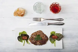 Leafy Vegetable Salad Drucke: Steak with bread and salad