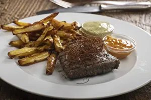 Deserted Meal Drucke: Steak with chilli and chips