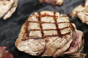 Barbecue Meal Preparation Drucke: Steak on the grill with diamond pattern