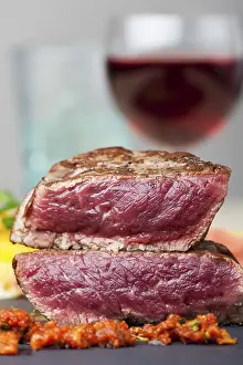 Food Photography Steak Drucke: Steak slices with red wine