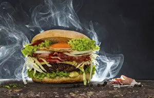 Freshly Cooked Burgers Drucke: Steaming cheeseburger