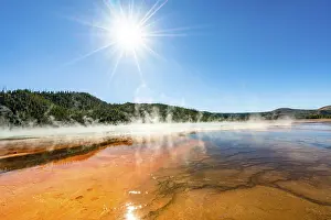 Midway Geyser Basin Images Drucke: Steaming hot spring with sun star