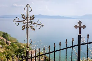Drucke von Stahler Kreuz und Aussicht über Radozhda auf dem See Ohrid, Mazedonien Mazedonien Drucke: Stahlerne Kreuz und Aussicht über Radozhda auf dem See Ohrid.
