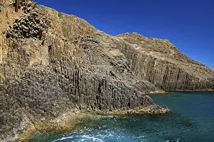 Greek Island Scenery Drucke: Steep cliffs with unique basalt columns on the edge of a calm ocean