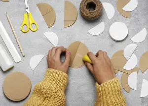 Handicrafts With Children Drucke: Step 3 Add the glue in the centre