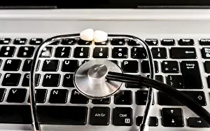 Doctor Examination Drucke: Stethoscope on laptop keyboard