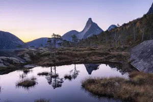 Scandinavian Mountain Landscape Drucke: Stetind reflected in small pond