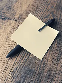 Office Stationery Drucke: Sticky note with a pen on a table