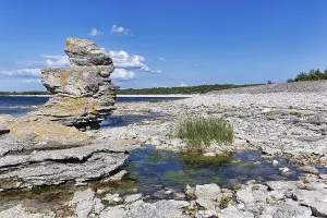 Baltic Sea Coastline Sweden Drucke: Stone beach with limestone pillar