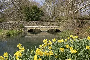 British Countryside Views Drucke: Stone bridge from 1799, Easter bells