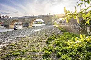 Southern Germany Waterfront Scene Drucke: Stone Bridge on the Danube at sunset