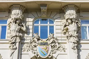 Historic Facade Drucke: Stone figures as support on a historic facade
