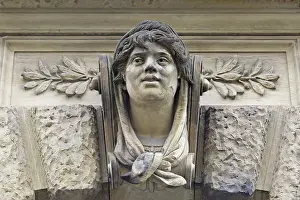 Deserted Exterior View Drucke: Stone head on a facade
Stone head on a faade