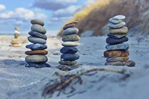 European Coastline Scenery Drucke: Stone pyramid on the beach at Zingst