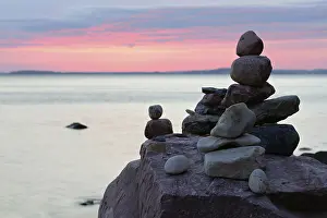 German Federal Republic Evening Mood Drucke: Stone pyramids on the beach at sunset