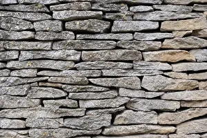 Drucke von Steinplatten stapelten sich zu einer Mauer auf, Cotswolds, Gloucestershire, England, Großbritannien Stein Drucke: Steinplatten stapelten sich zu einer Mauer auf.
