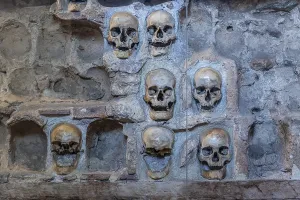 European Stone Structures Drucke: Stone structure embedded with human skulls