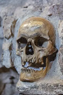 Eastern European Rock Formations Drucke: Stone structure embedded with human skulls
