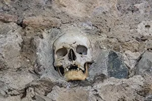 Serbien Drucke: Steinbauwerk mit eingebetteten menschlichen Schädeln.