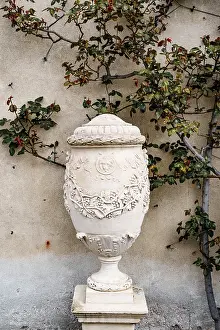 Drucke von Steinvasen mit Mustern im Hintergrund einer Wand. Villa Monastero, Italien Como Drucke: Steinvasen mit Mustern im Hintergrund einer Wand.