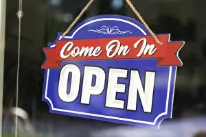 Virus Risk Information Drucke: Storefront Open Sign Through Window
