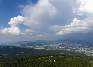 Drucke von Stürmische Wolken über Stadt und Wald, Jizera-Gebirge, Liberec, Tschechische Republik Liberec Drucke: Sturmwolken über Stadt und Wald.