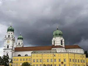 Southern German Tourist Attraction Drucke: Storm clouds over St Stephen's Cathedral