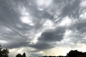 Nimbostratus Cloud Formations Drucke: Storm drives thunderstorm front with dark clouds in front of it
