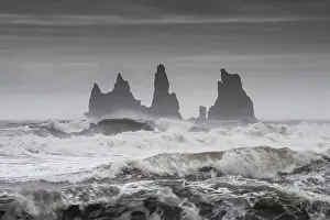 Icelandic Volcanic Rocks Drucke: Storm with strong surf, rock needles