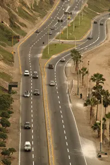 South American Roads Drucke: StraBe in Lima an der Steilkuste