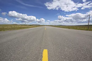 Deserted Motorway Drucke: Straight road like a string leads infinitely far