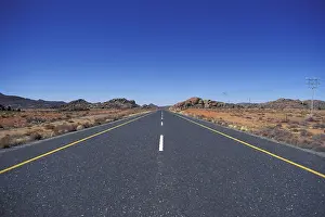 Desert Road Drucke: Straight Road in Namibia