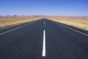 Namibia Desert Road Drucke: Straight Road in Namibia