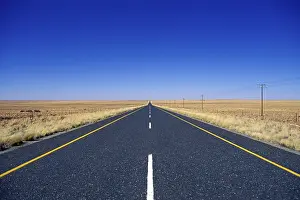 Desert Road Drucke: Straight tarroad in Namibia
