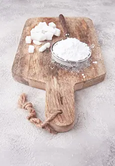 Sweet Dessert Ingredients Drucke: A strainer with powdered sugar