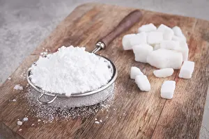 Kitchen Utensil Food Photography Drucke: A strainer with powdered sugar