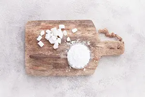 Sweet Dessert Ingredients Drucke: A strainer with powdered sugar