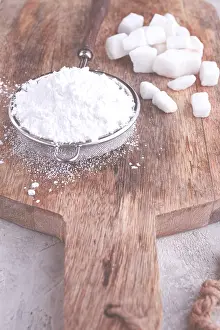 Kitchen Utensil Food Photography Drucke: A strainer with powdered sugar