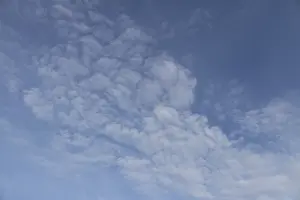 Blue Cloudy Sky Drucke: Stratocumulus white clouds in a blue sky
