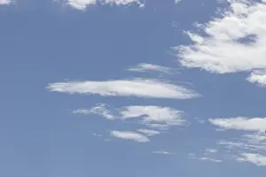 Deserted British Landscape Drucke: Stratocumulus white clouds in a blue sky