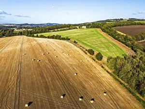 Straw Bales In Scotland Drucke: Straw bales in the Scottish fields from a drone