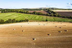 Scottish Farmland Drucke: Straw bales in the Scottish fields from a drone