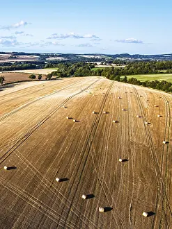 Scottish Farmland Drucke: Straw bales in the Scottish fields from a drone