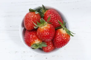 Studio Shot Of Berries Drucke: Strawberries berries from above