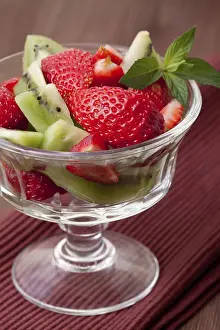 Kiwi Nutrition Facts Drucke: strawberries and kiwi on a table